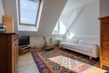 Appartement sous les toits très beau et meublé à Schwabing