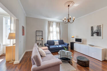 Appartement historique à louer avec hauts plafonds et stucs