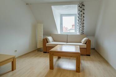 Appartement sous les toits beau et meublé à Schwabing
