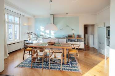 Appartement d'époque avec salon et salle à manger ouverts