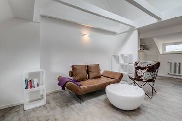 Appartement sous les toits très beau et meublé à Maxvorstadt