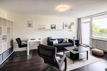 Appartement meublé de façon moderne avec balcon