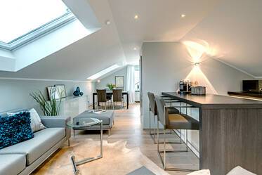 Appartement sous les toits beau et meublé à Trudering