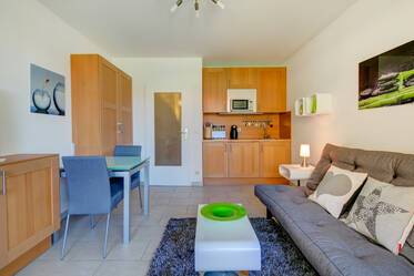 Studio d'une pièce avec piscine intérieure