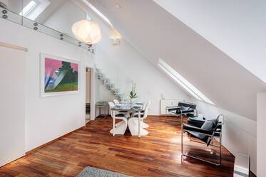 Appartement style maisonnette avec mezzanine beau et meublé à Sendling