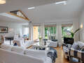 appartement style maisonnette avec mezzanine Tutzing 01 salon 10604