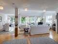 appartement style maisonnette avec mezzanine Tutzing 06 salon 10604