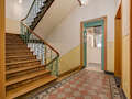 appartement München Lehel 01 escalier dans l‘immeuble 4375