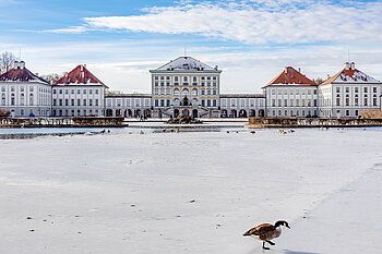 Das Foto zeigt das Nymphenburger Schloss im Winter.