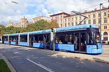 ÖPNV Eine Trambahn des MVV fährt vor einem schönen Altbau.